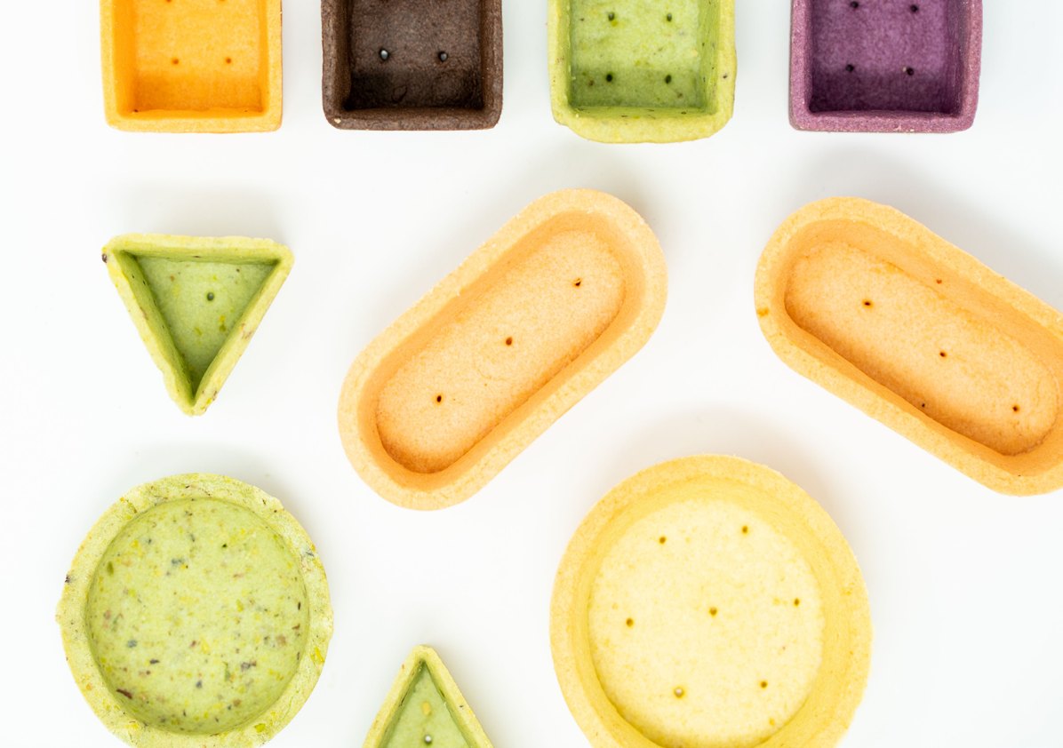 Tomme tarteletter i syv farver, set fra oven